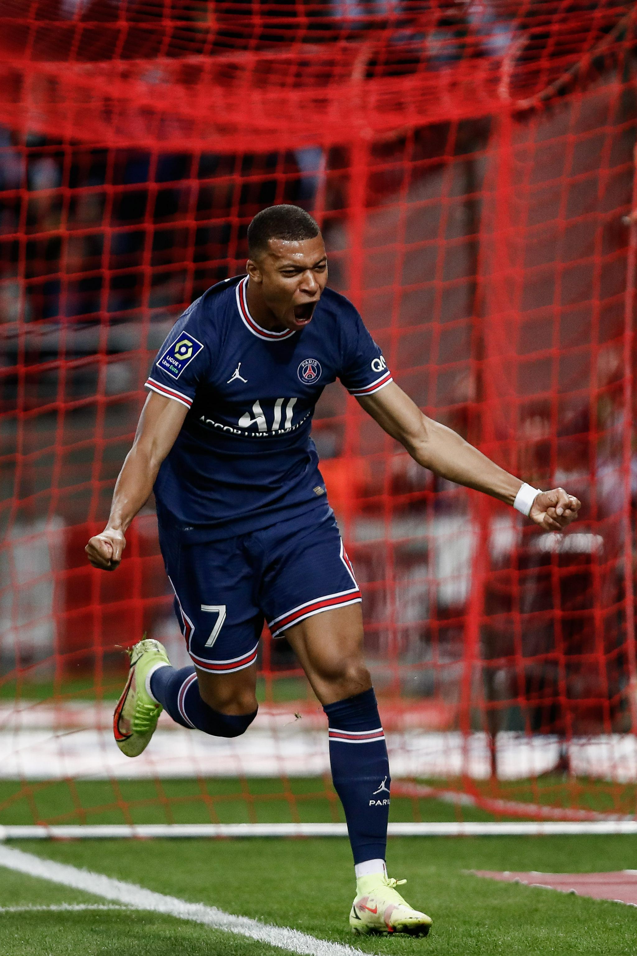 保级生死战戴帽，内马尔时隔1334天再度上演帽子戏法