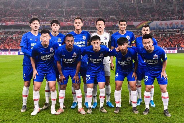 这就是超巨！爱德华兹1.1秒迎着穆雷高难三分后仰命中绝平进加时（超巨本色！爱德华兹1.1秒迎着穆雷高难后仰三分命中读秒扳平拖入加时）