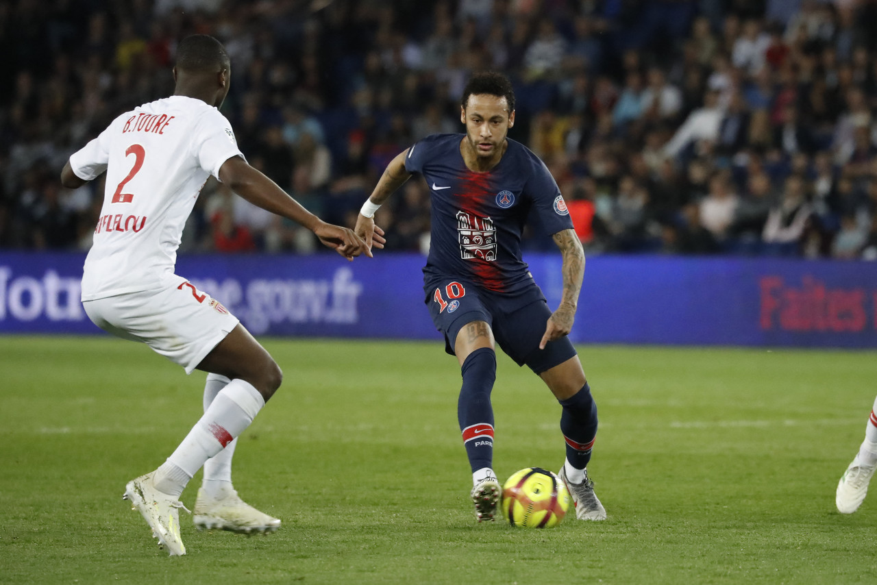 哈登又见到郝同学，必须过来叙叙旧！（哈登重逢郝同学，不聊聊不行！）