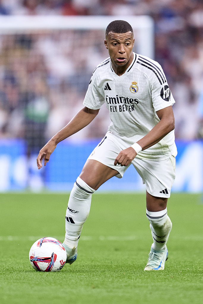 俄极限运动员挑战在1800米高空踢球，进球后做出C罗庆祝动作